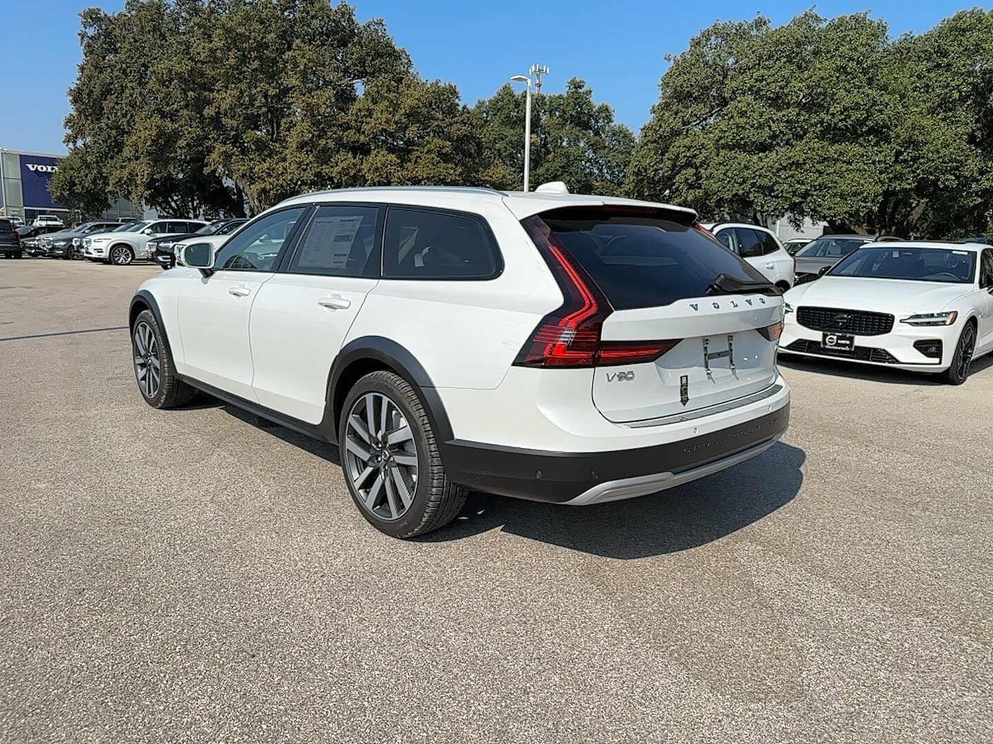 2025 Volvo V90 Cross Country B6 Plus photo 4
