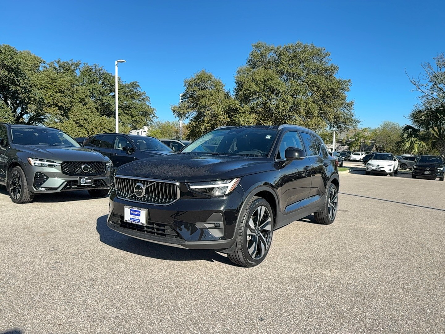 2025 Volvo XC40 Plus photo 2