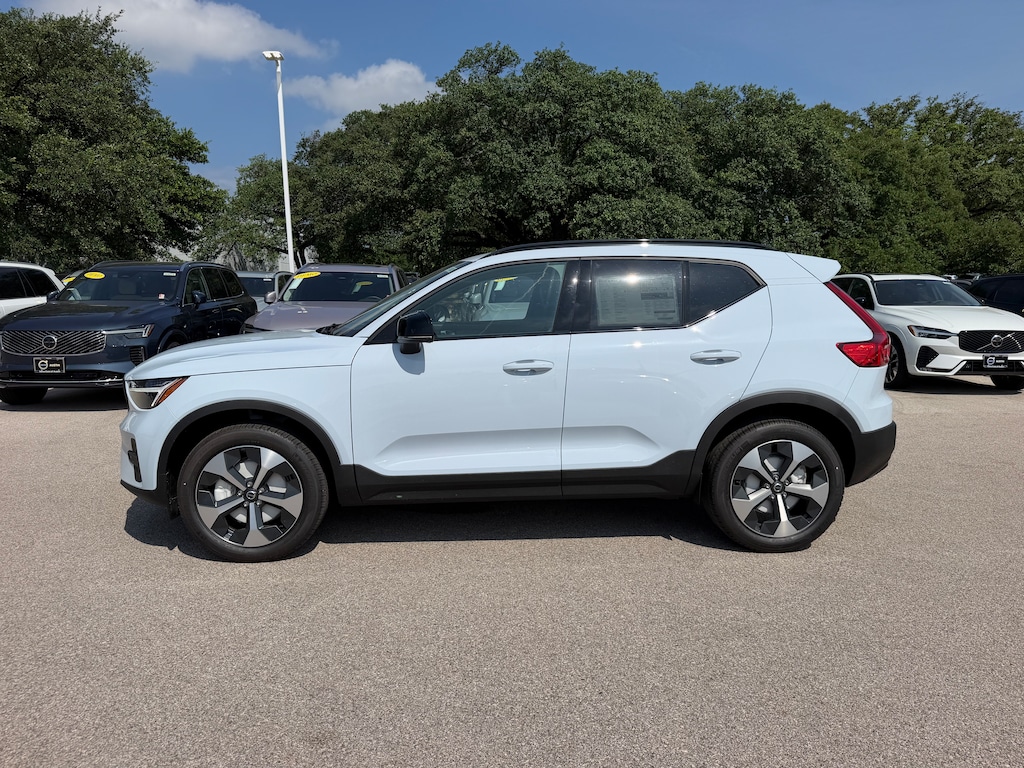 New 2026 Volvo XC40 B4 Core SUV