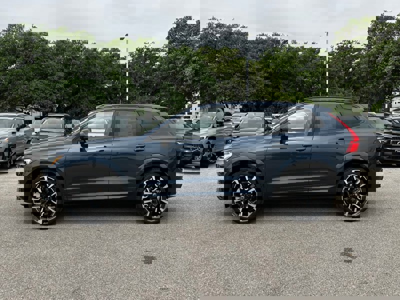 2025 Volvo XC60 B5 photo 3