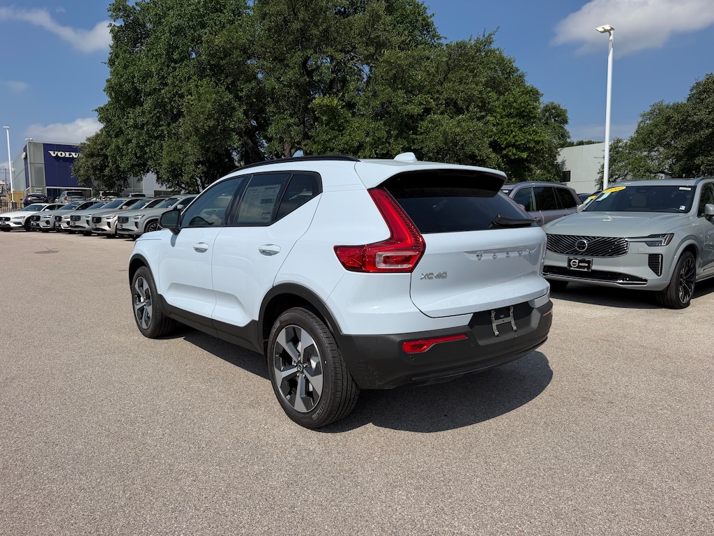 New 2026 Volvo XC40 B4 Core SUV