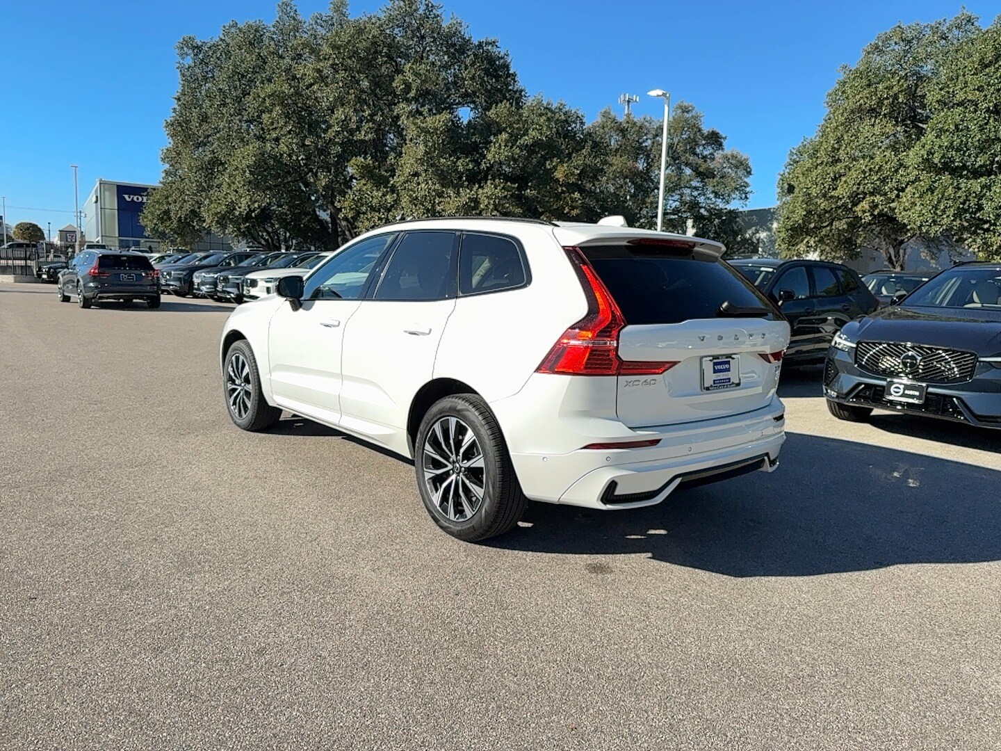 2025 Volvo XC60 B5 Plus photo 4