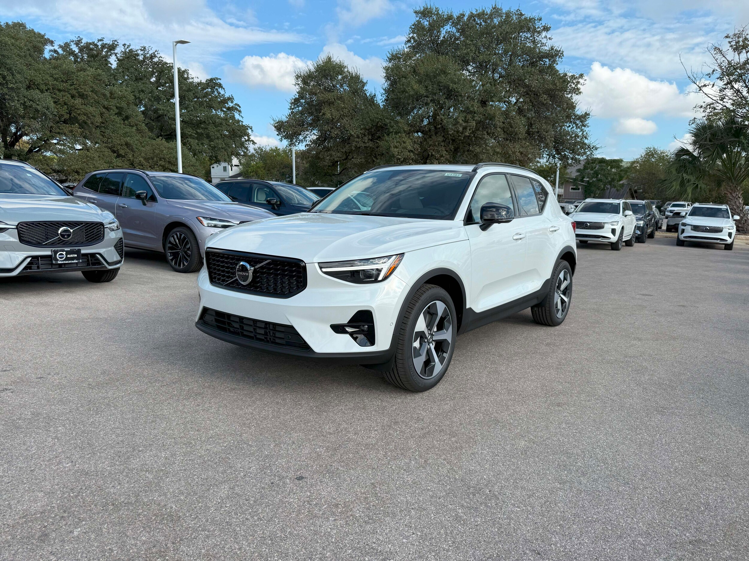 2026 Volvo XC40 Plus photo 2