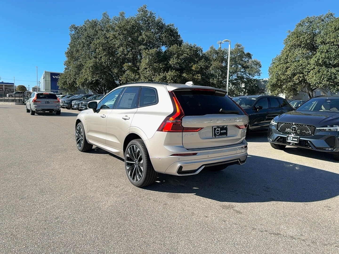 2026 Volvo XC60 Hybrid T8 photo 2