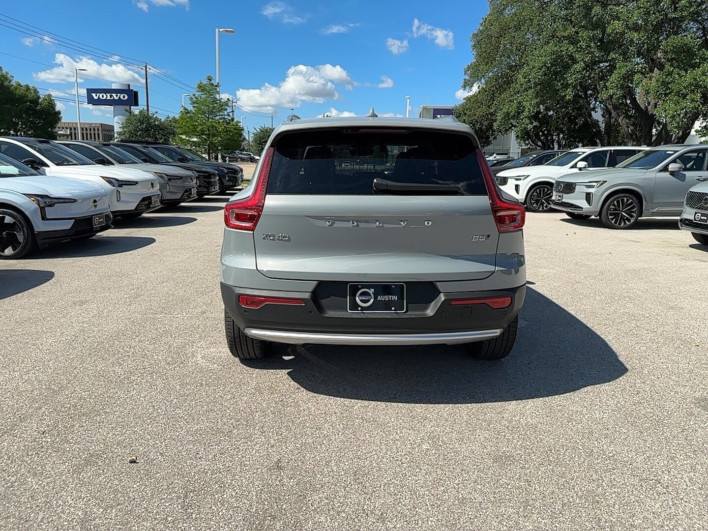 2025 Volvo XC40 photo 4