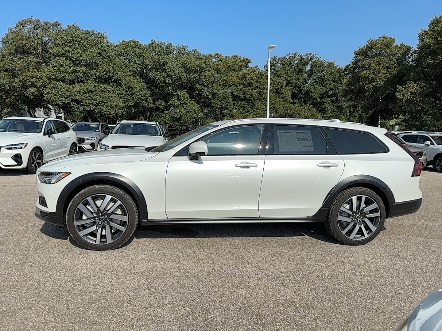 2025 Volvo V90 Cross Country B6 Plus photo 3
