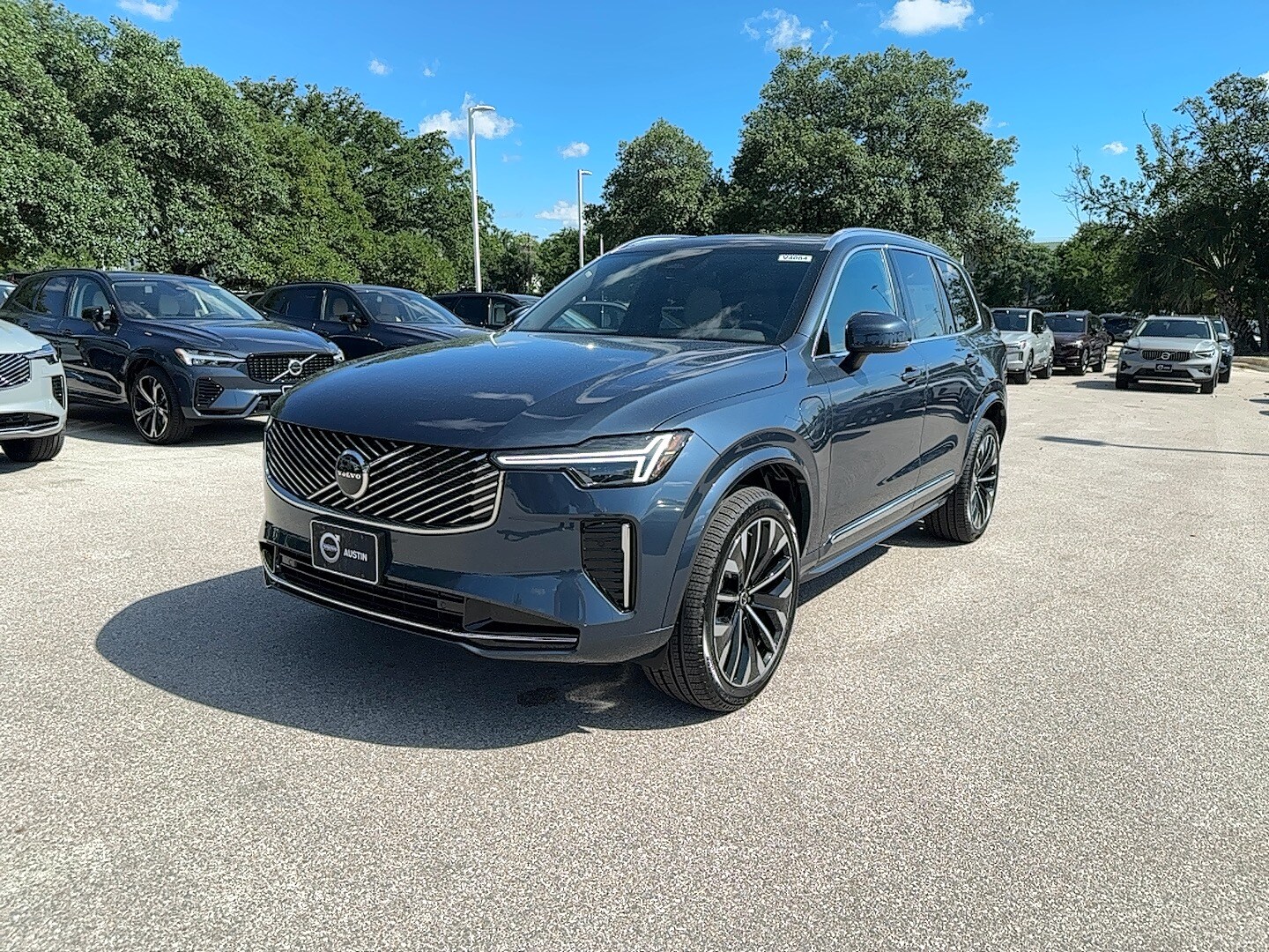 2025 Volvo XC90 Core T8 photo 2