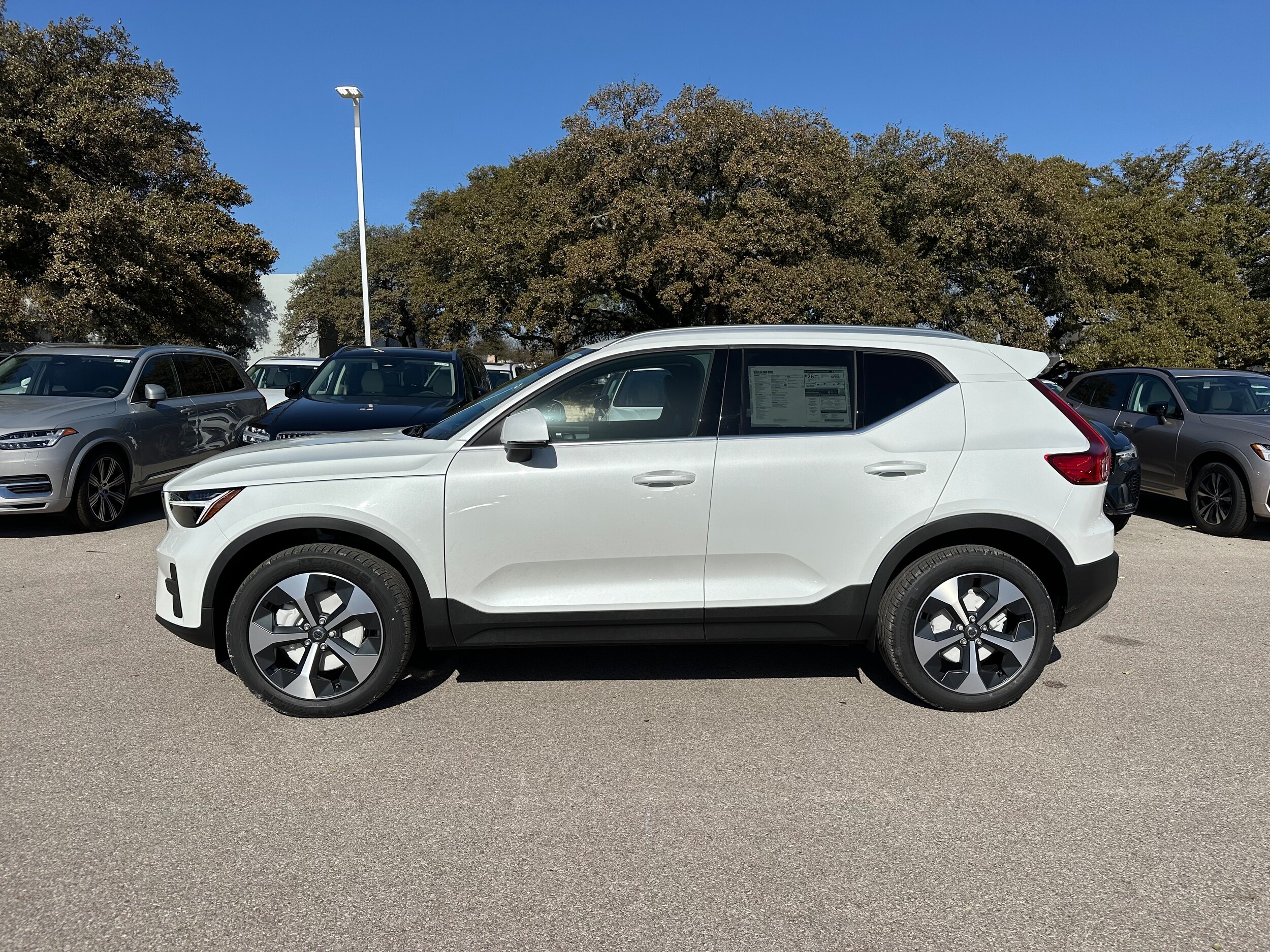 2025 Volvo XC40 Core photo 3