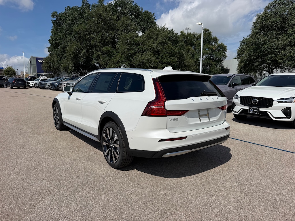 New 2026 Volvo V60 Cross Country B5 Ultra Wagon