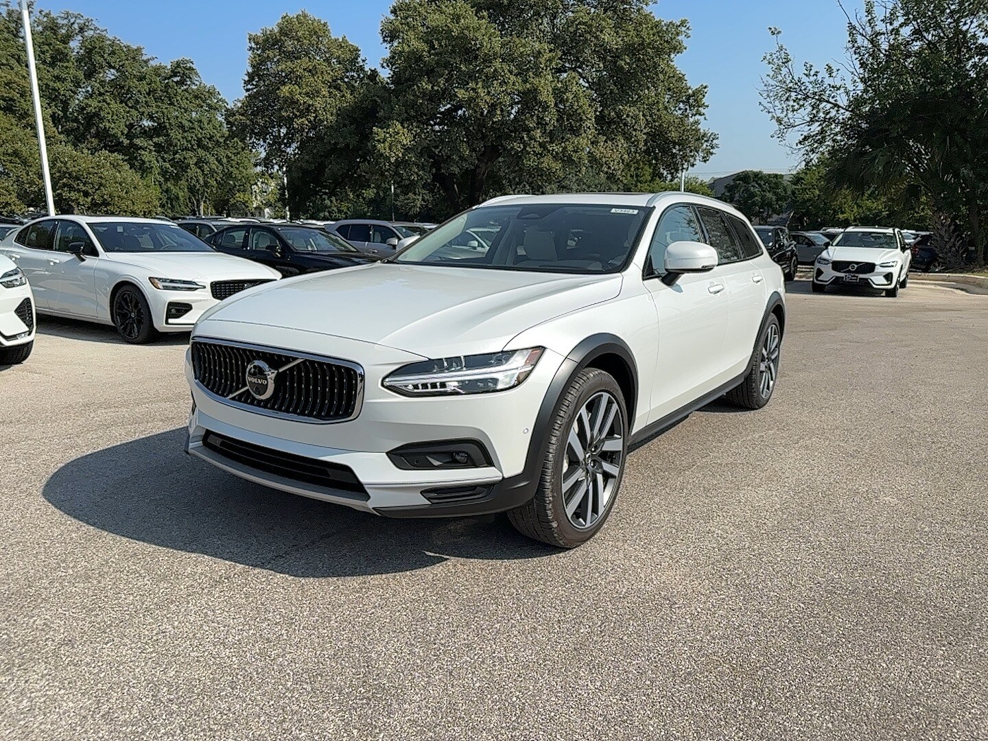 2025 Volvo V90 Cross Country B6 Plus photo 2