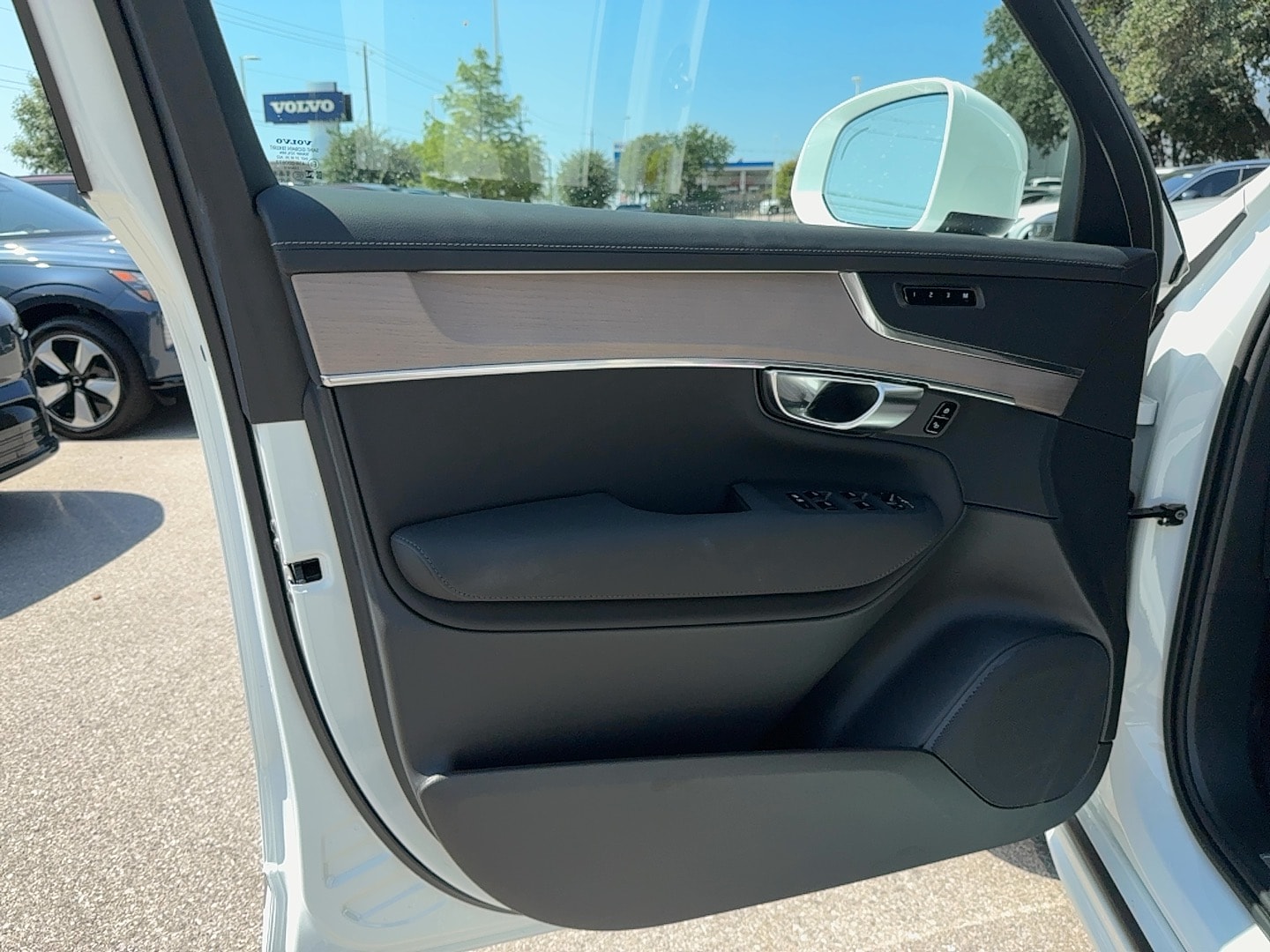 2025 Volvo XC90 Core - Photo 12