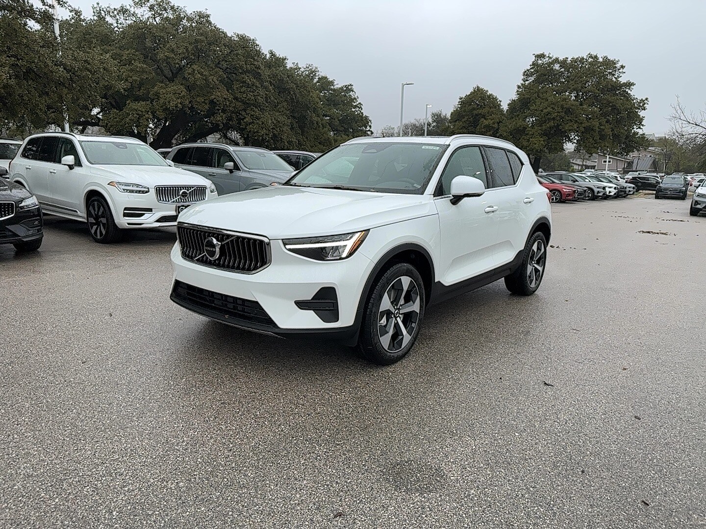2025 Volvo XC40 Core photo 2