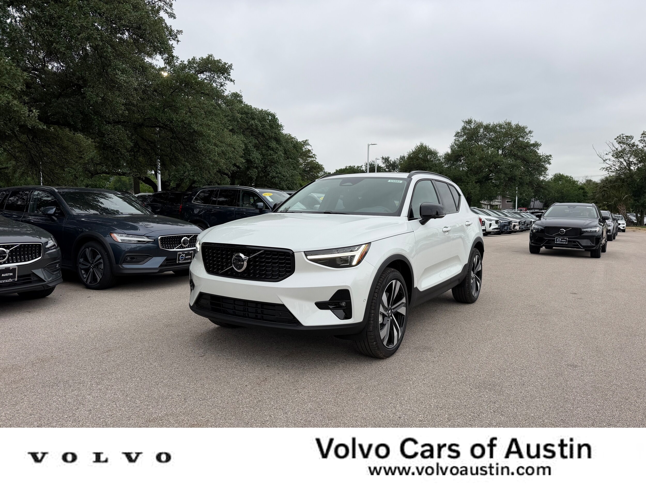 2026 Volvo XC40 B5 Plus Dark AWD's photo