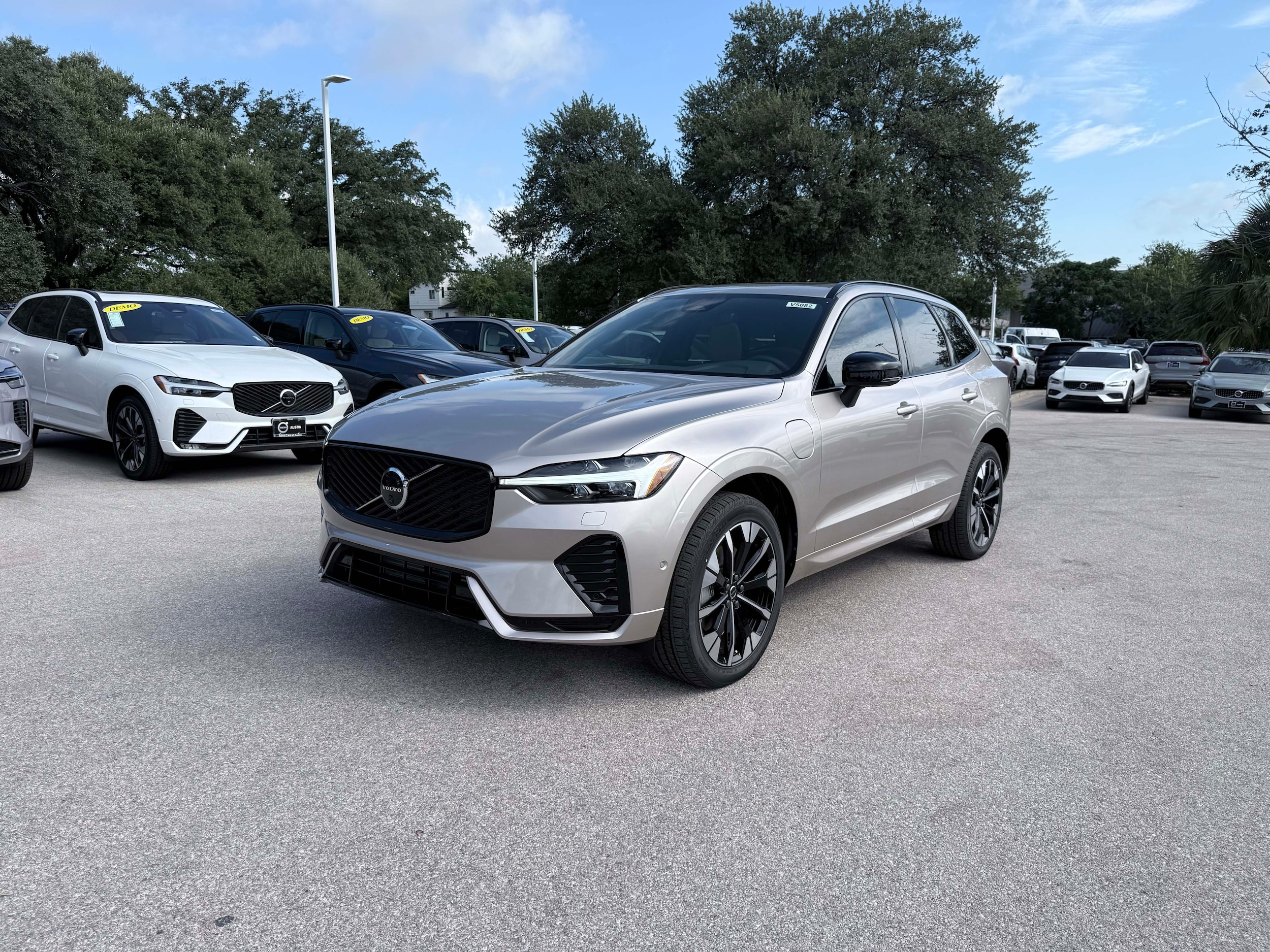 New 2026 Volvo XC60 plug-in hybrid T8 Plus