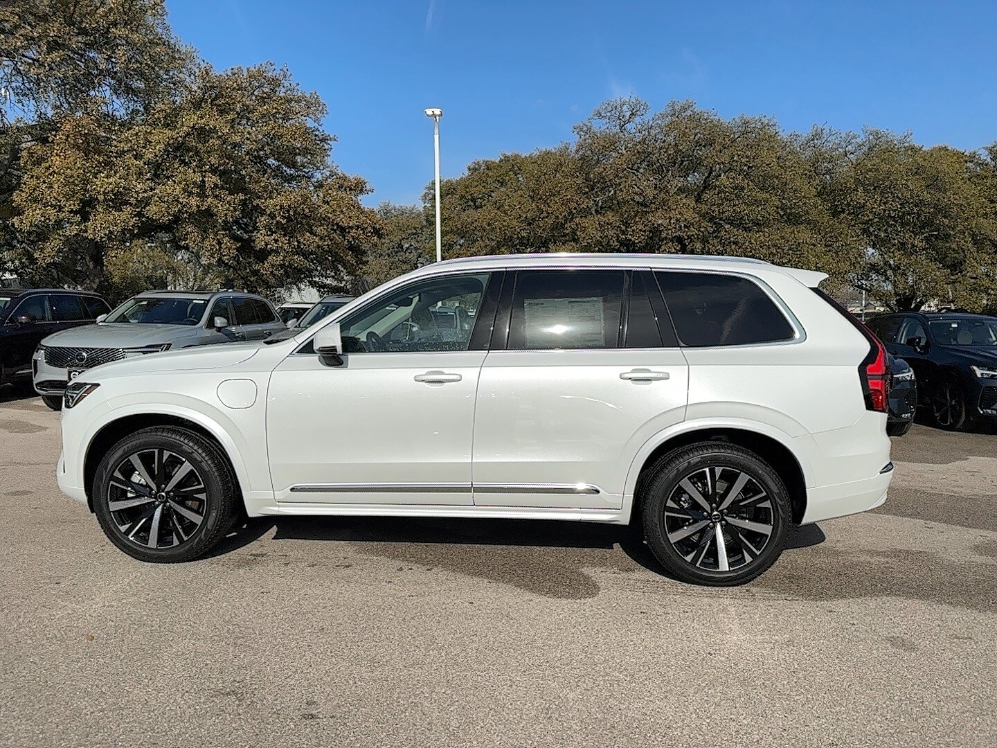 2025 Volvo XC90 Core T8 photo 3