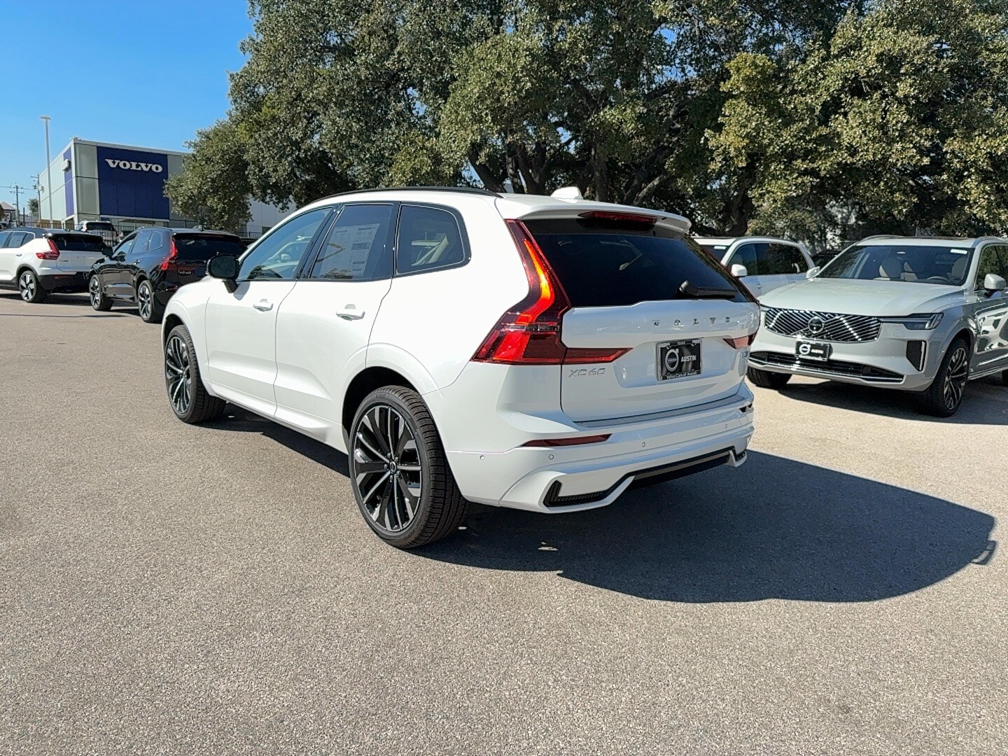 2026 Volvo XC60 B5 photo 4