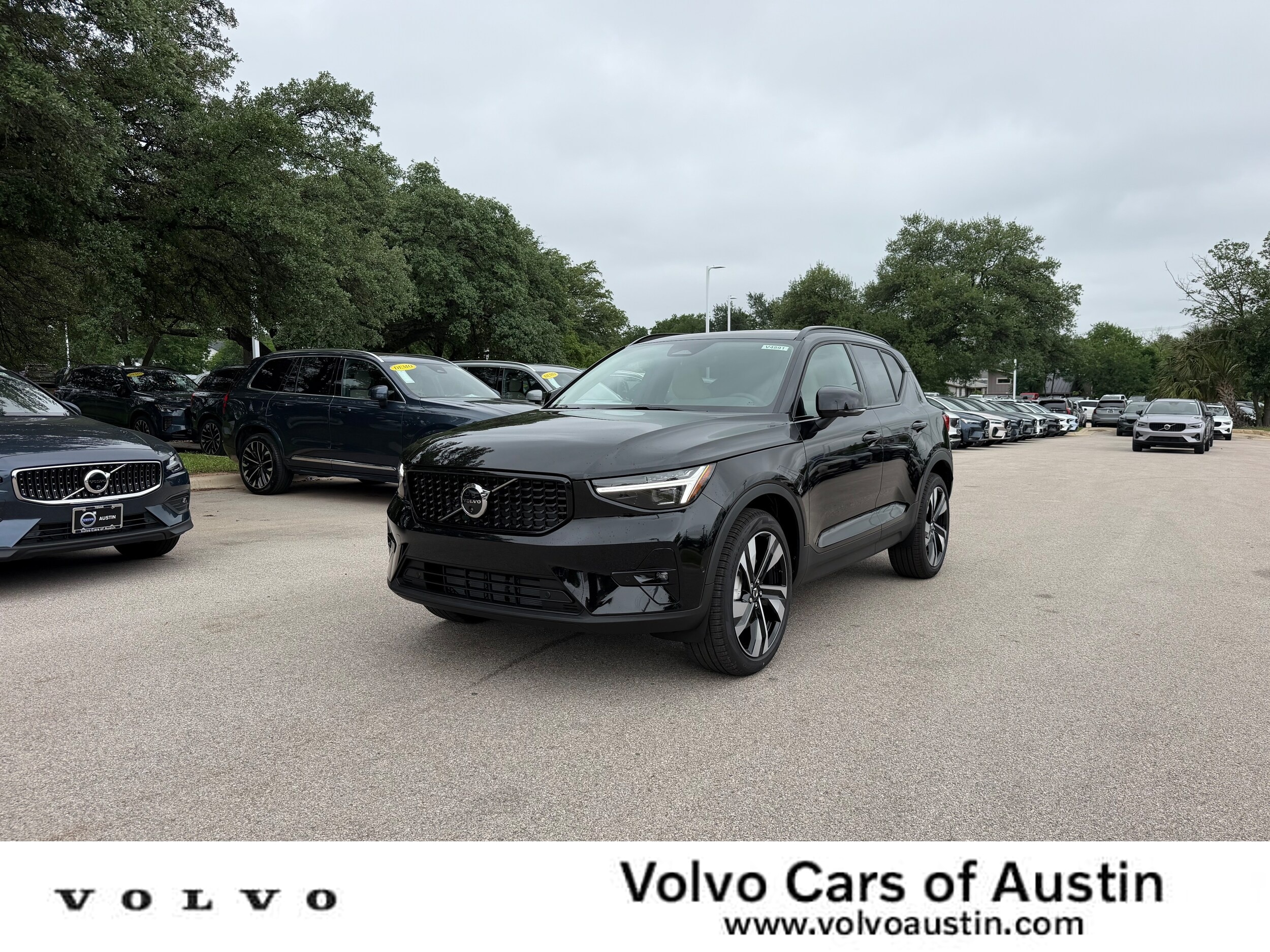 2026 Volvo XC40 B5 Ultra Dark AWD's photo