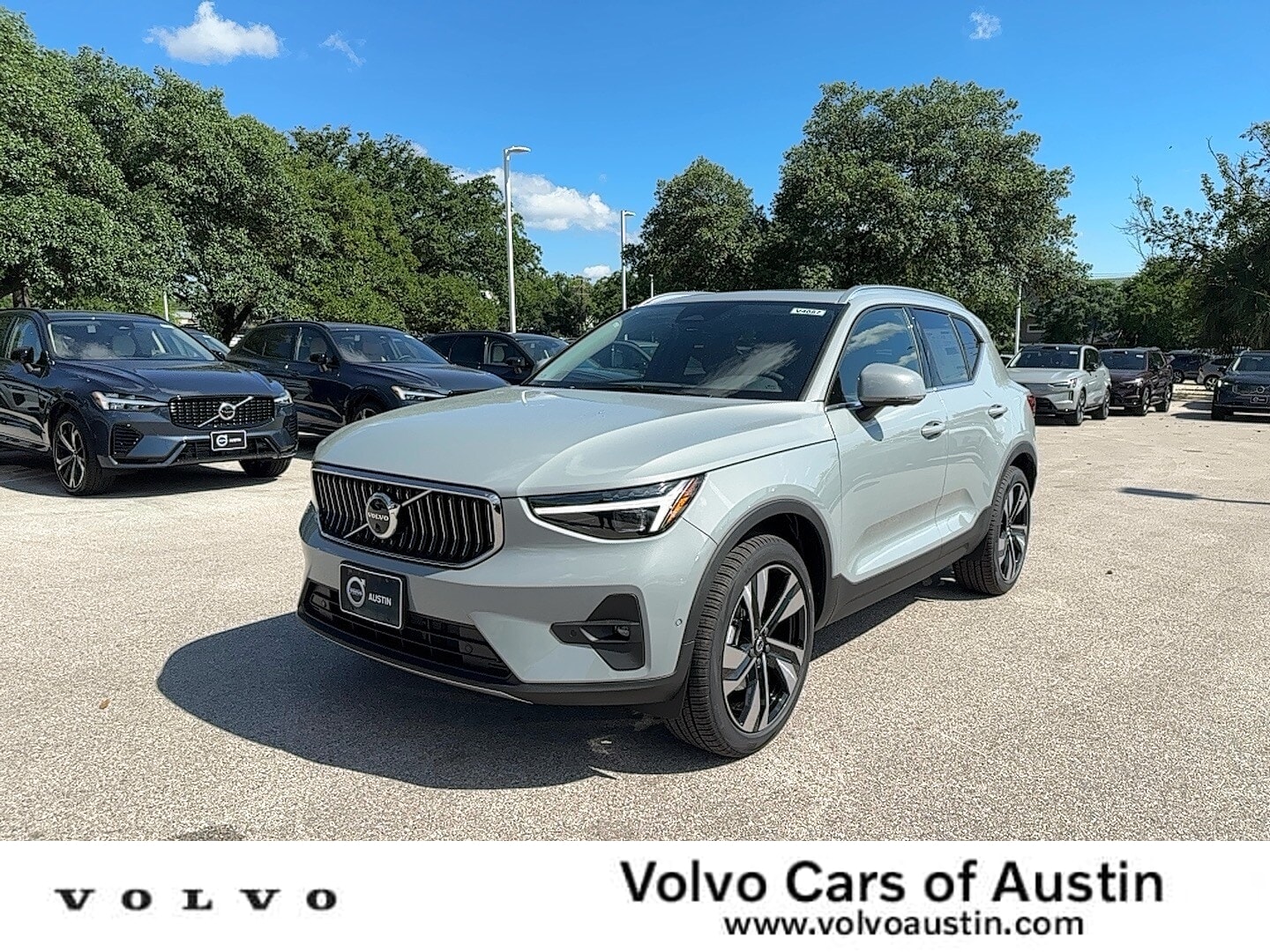 2025 Volvo XC40 SUV 