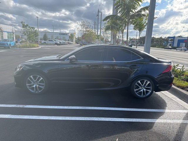 2018 Lexus IS 300 photo 3