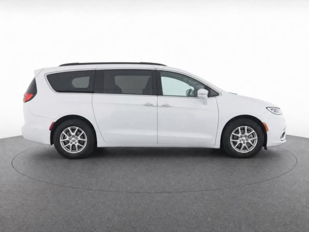 Used 2022 Chrysler Pacifica Touring L Minivan