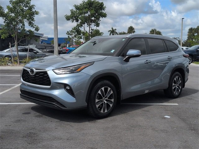 2024 Toyota Highlander LE photo 4