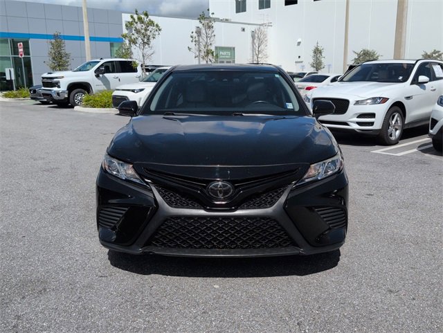 2020 Toyota Camry SE photo 3