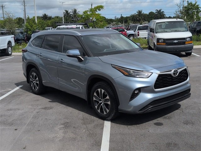 2024 Toyota Highlander LE photo 2