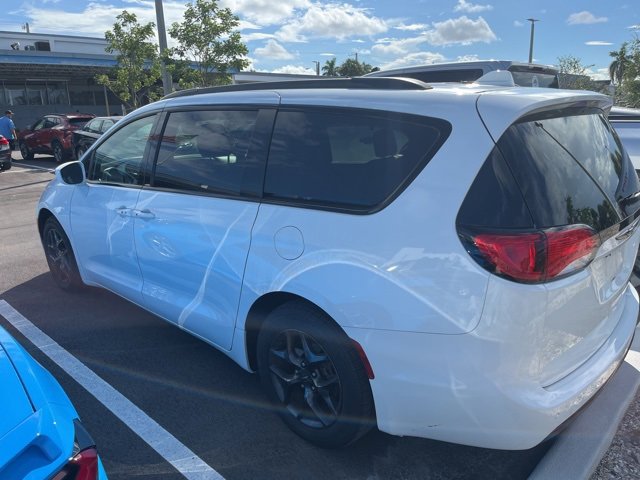 2018 Chrysler Pacifica Touring L photo 2