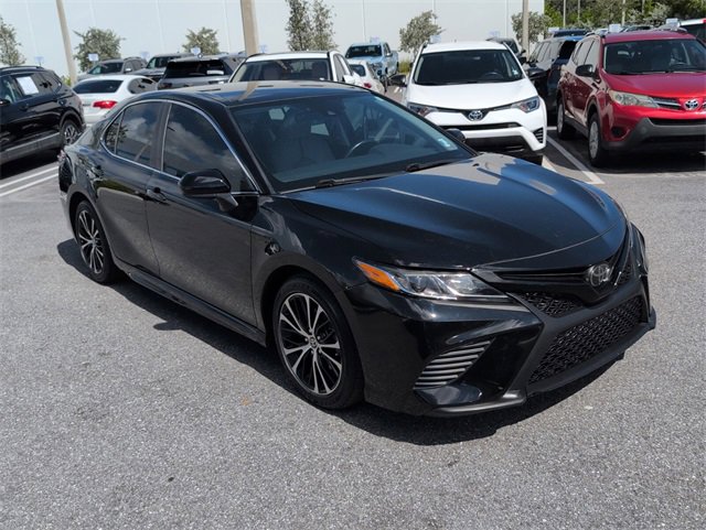 2020 Toyota Camry SE photo 2