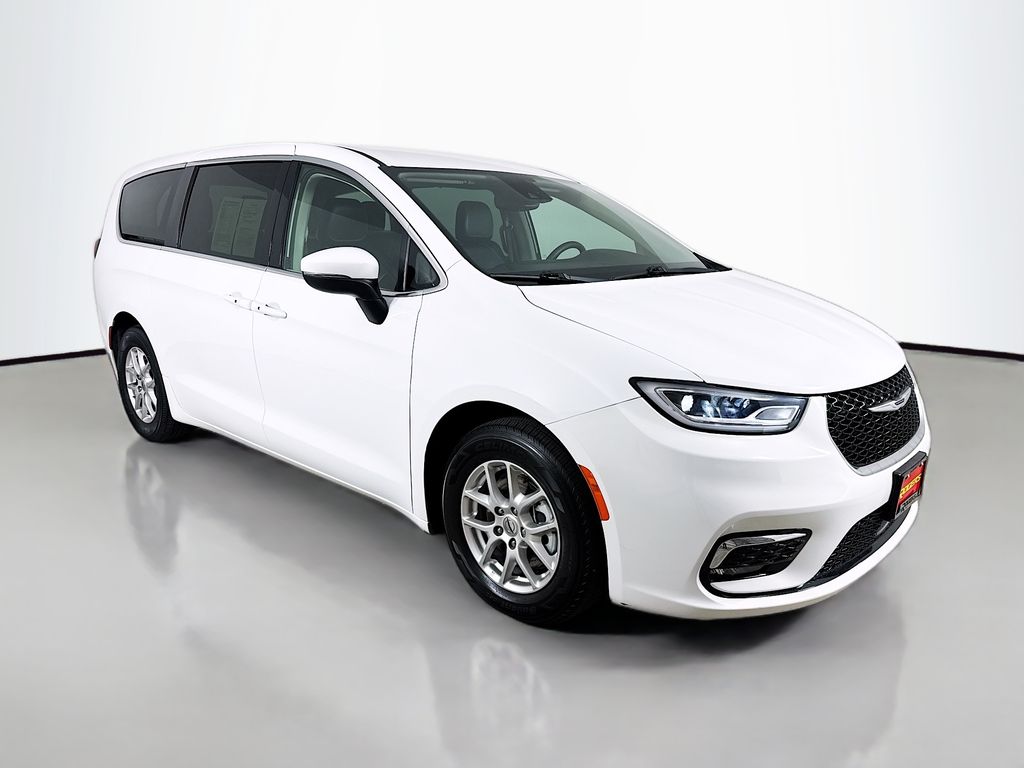 2023 Chrysler Pacifica Touring L's photo