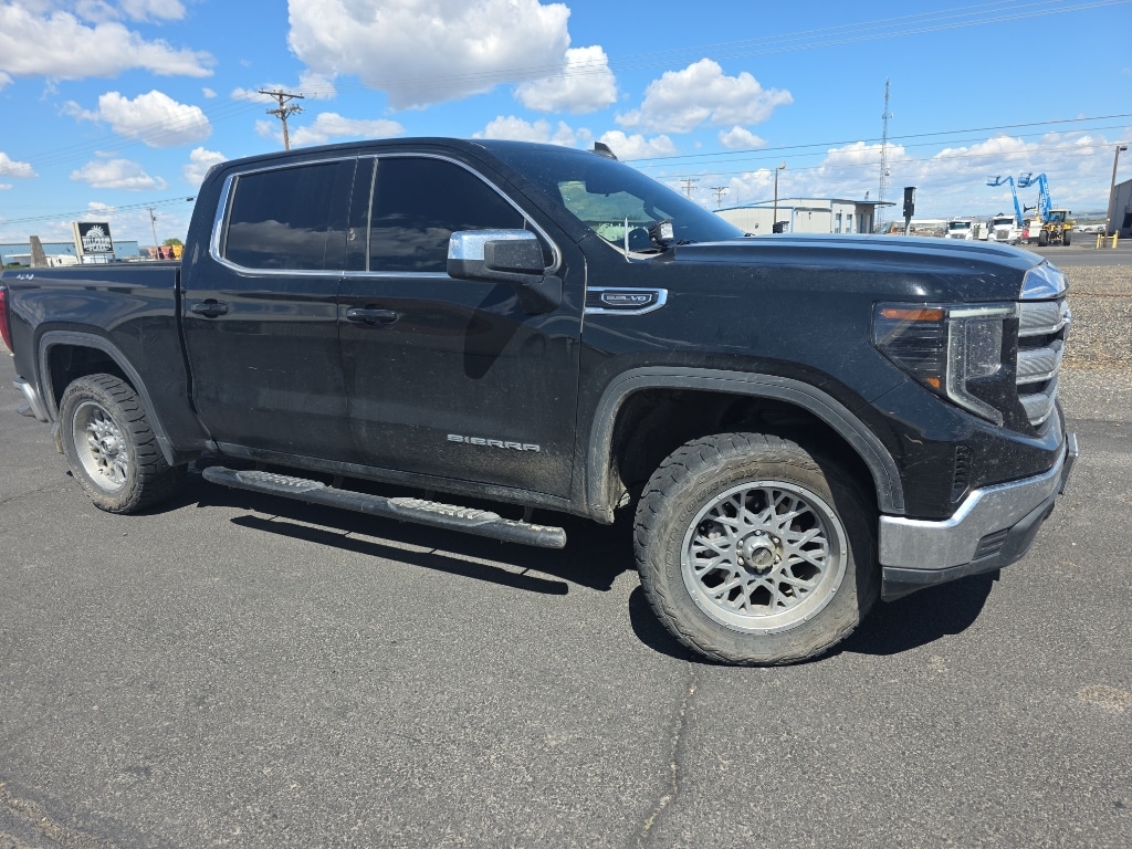 2022 GMC Sierra 4WD Crew Cab Short Box SLE's photo