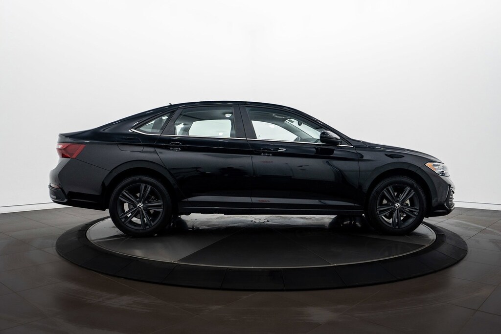 2022 Volkswagen Jetta SE photo 3