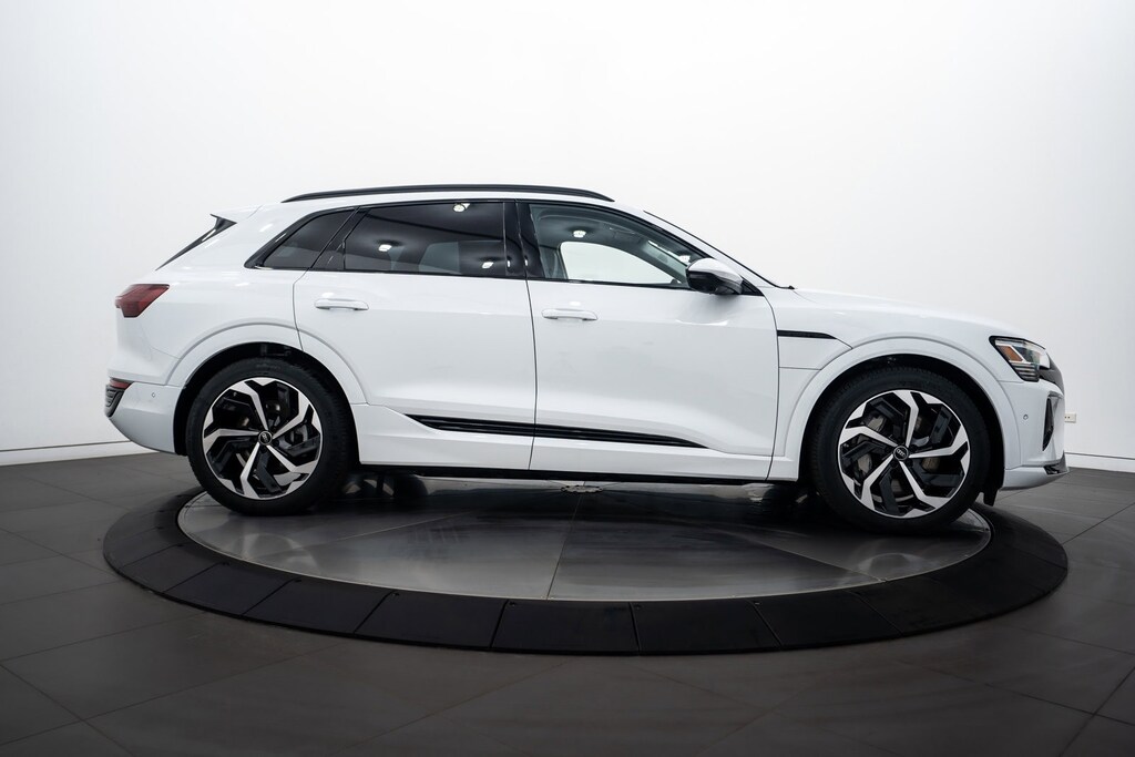 2024 Audi Q8 E-tron Premium Plus photo 3