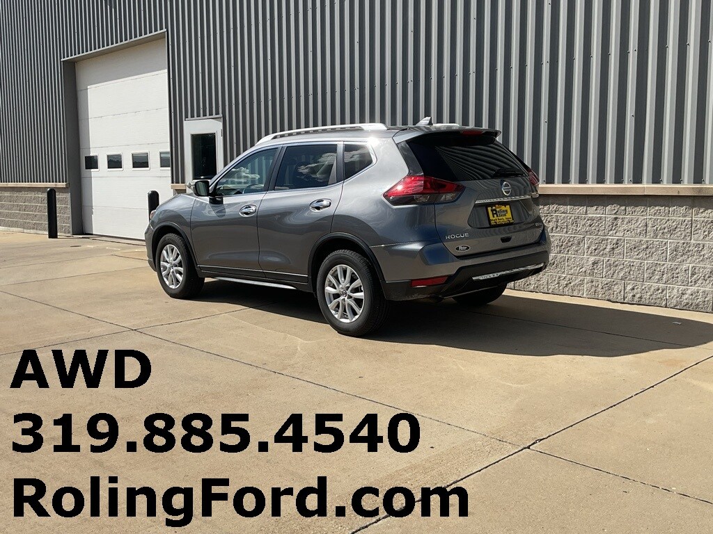 2017 Nissan Rogue SV photo 2