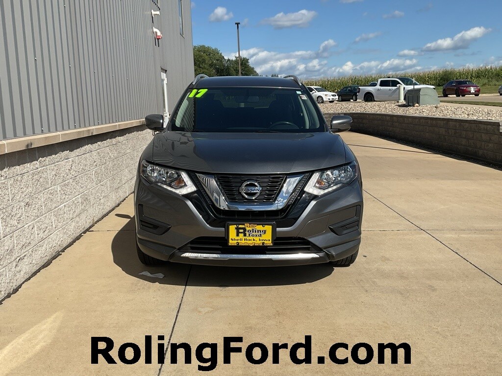 2017 Nissan Rogue SV photo 3