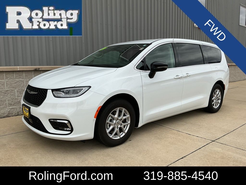 2024 Chrysler Pacifica Touring L's photo