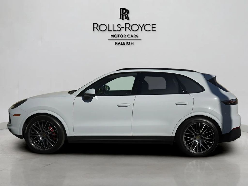 2022 Porsche Cayenne S photo 2