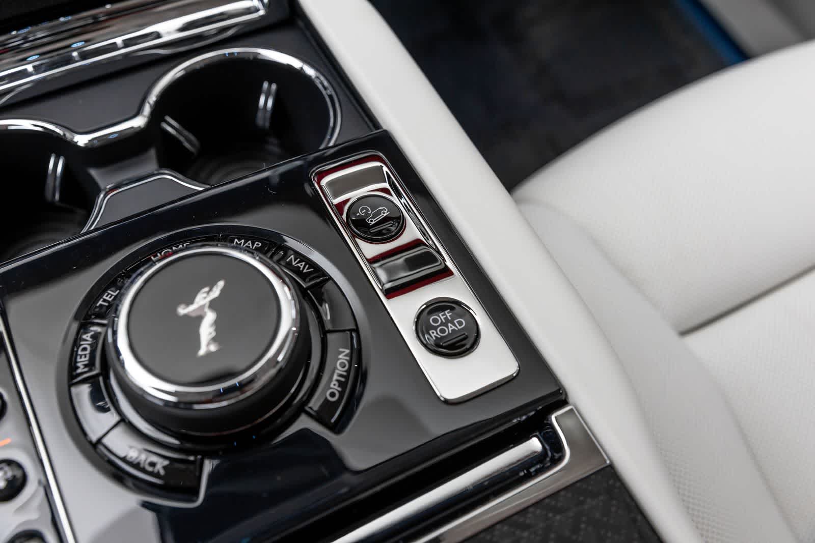 Thumbnail: 2027 Rolls-Royce Cullinan - 43