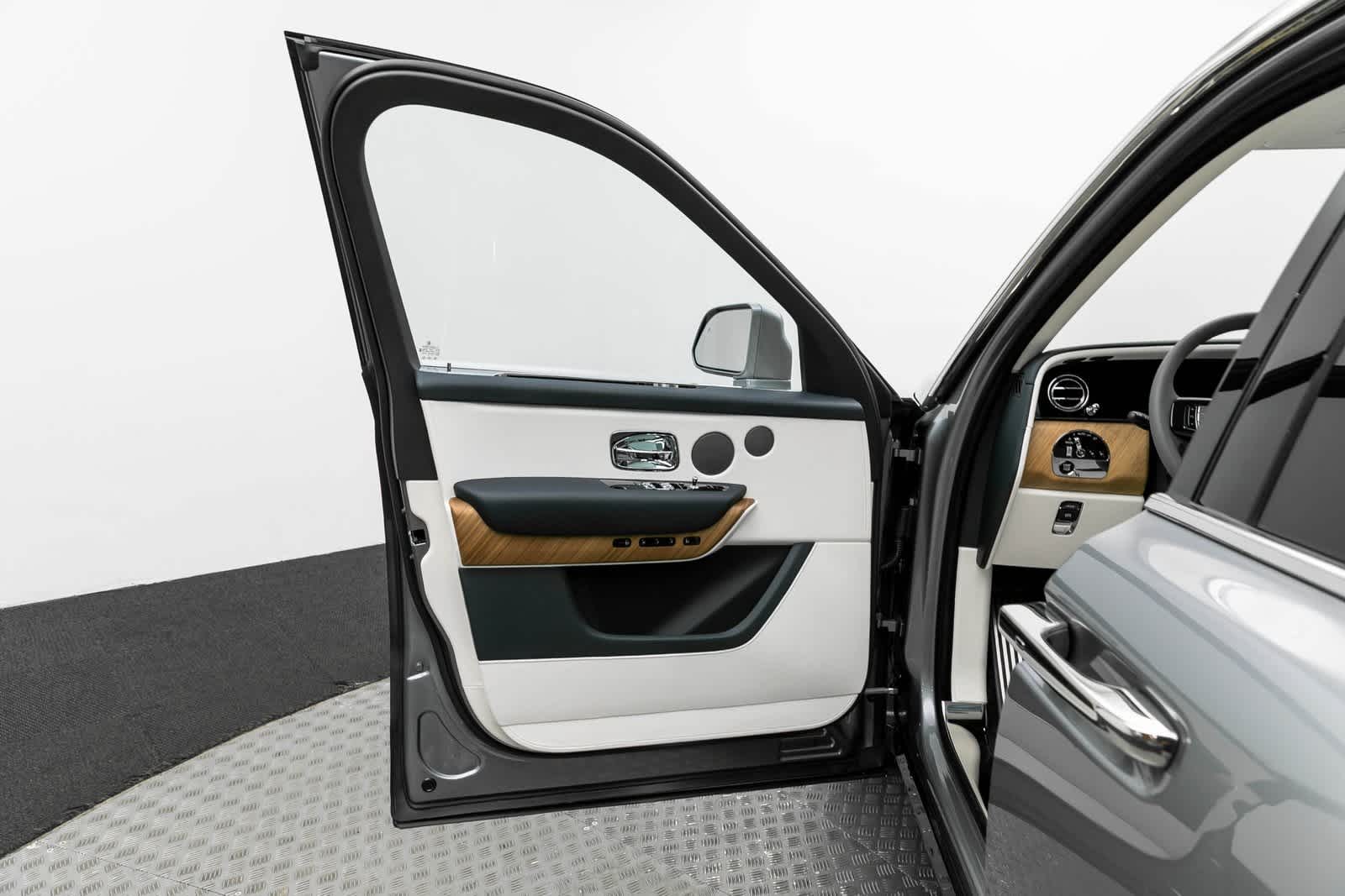 Thumbnail: 2025 Rolls-Royce Cullinan - 18