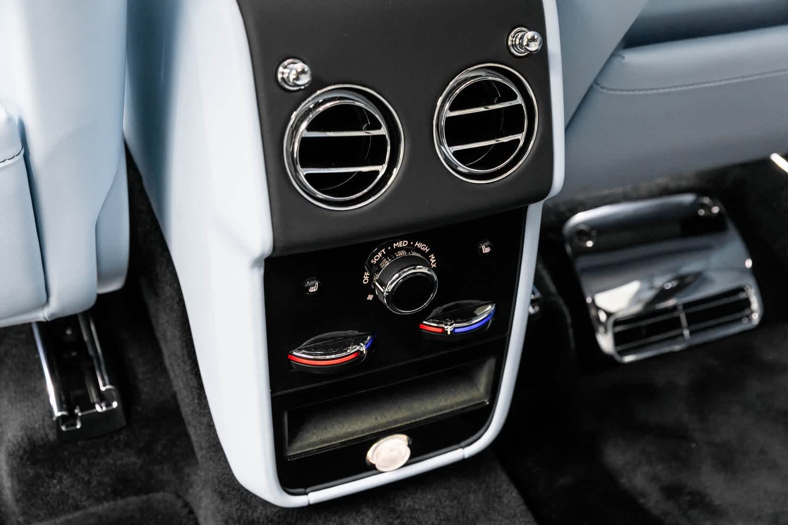 Thumbnail: 2025 Rolls-Royce Cullinan - 32