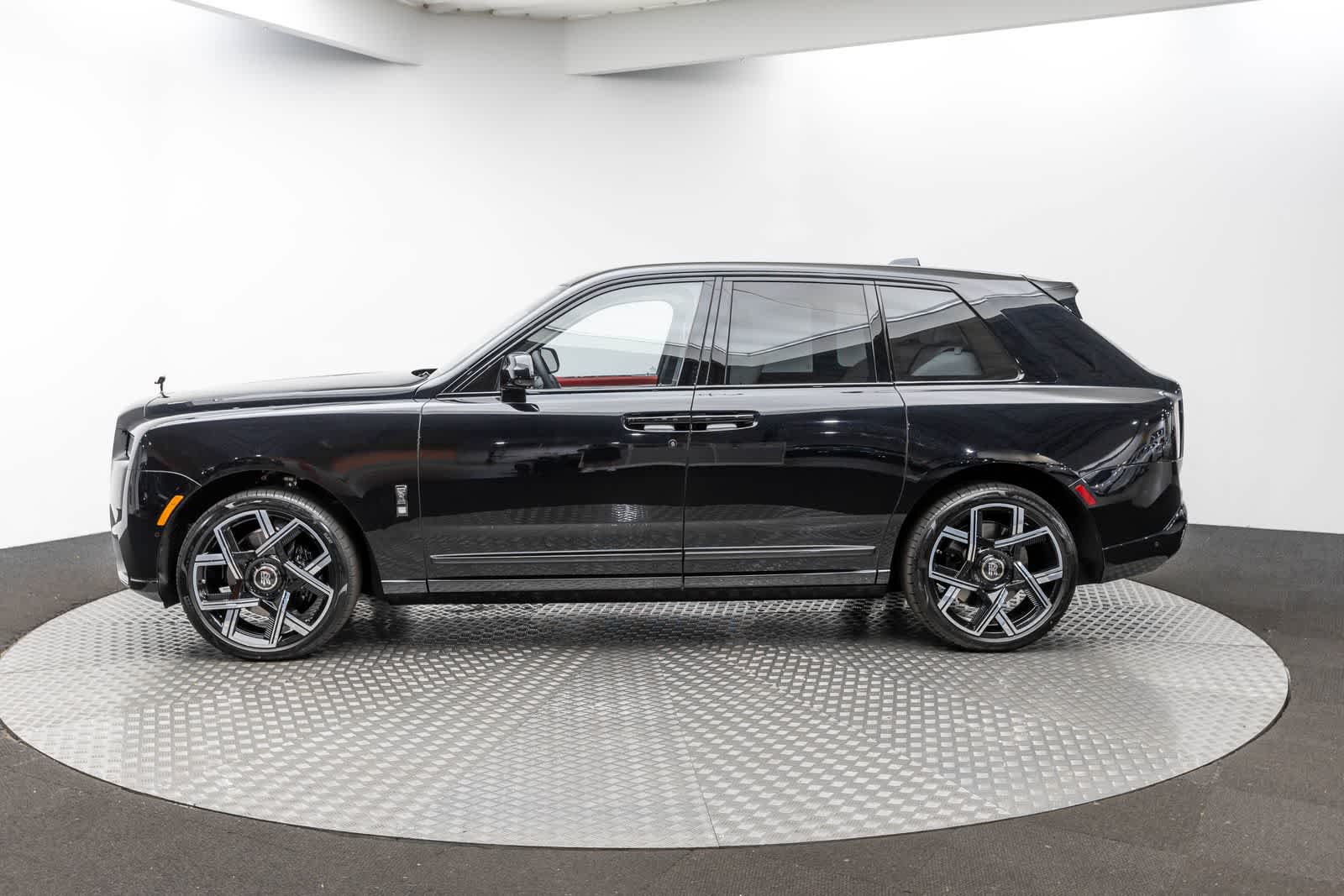 Thumbnail: 2027 Rolls-Royce Cullinan - 3
