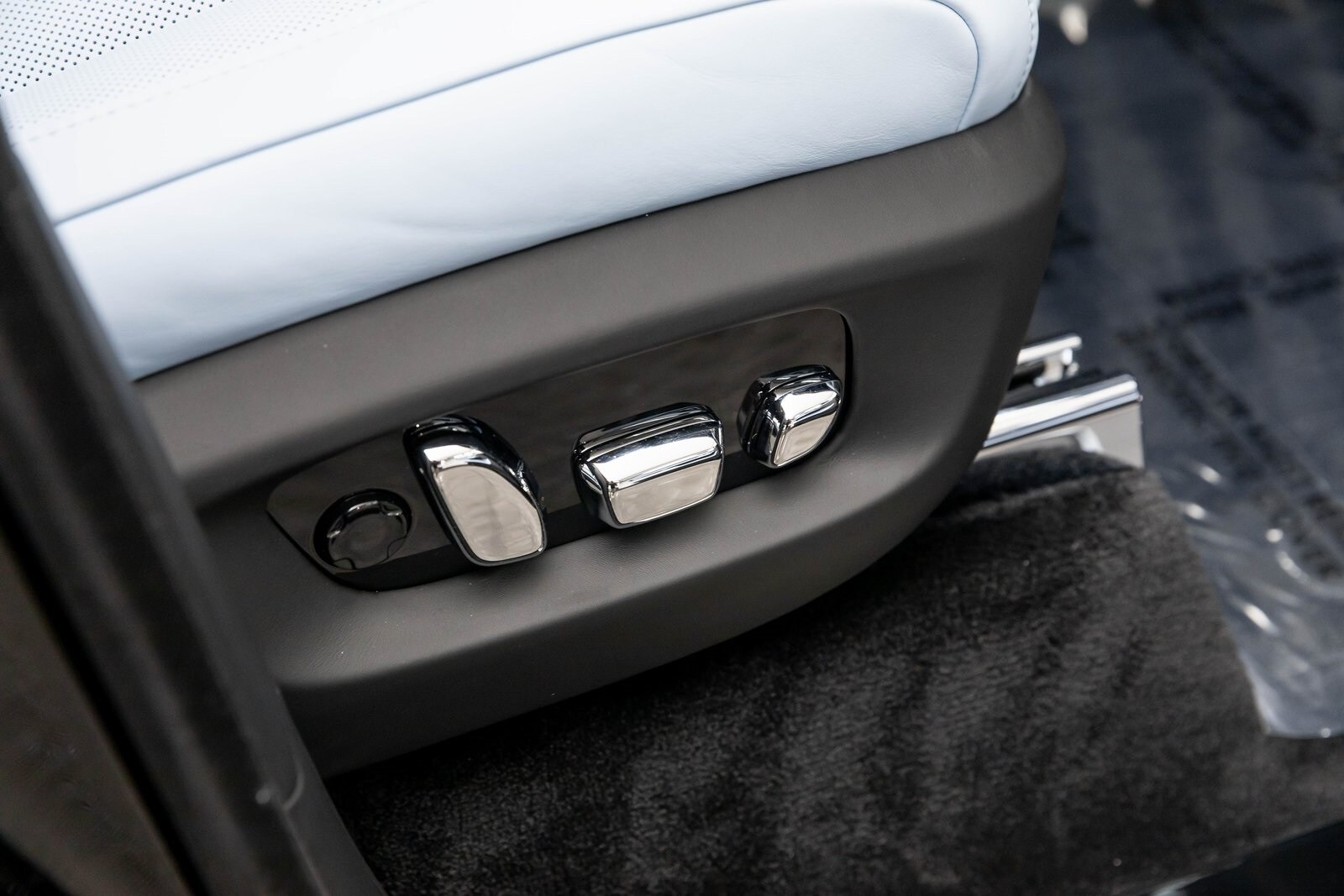 Thumbnail: 2026 Rolls-Royce Cullinan - 38