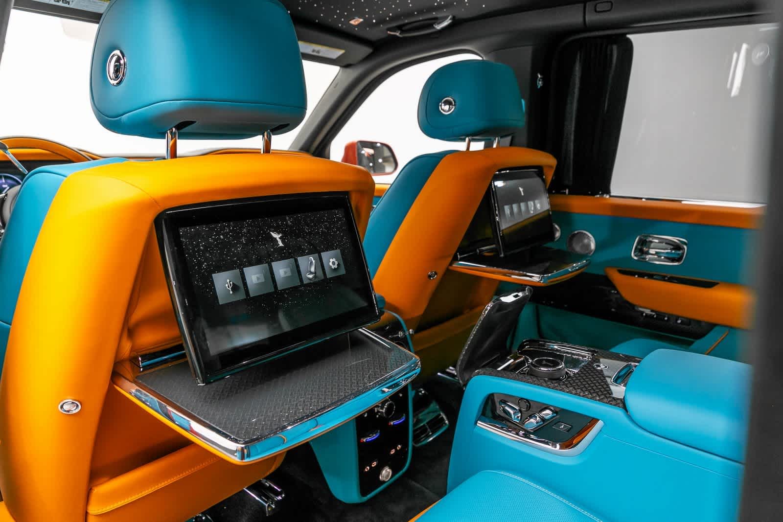 Thumbnail: 2025 Rolls-Royce Cullinan - 28