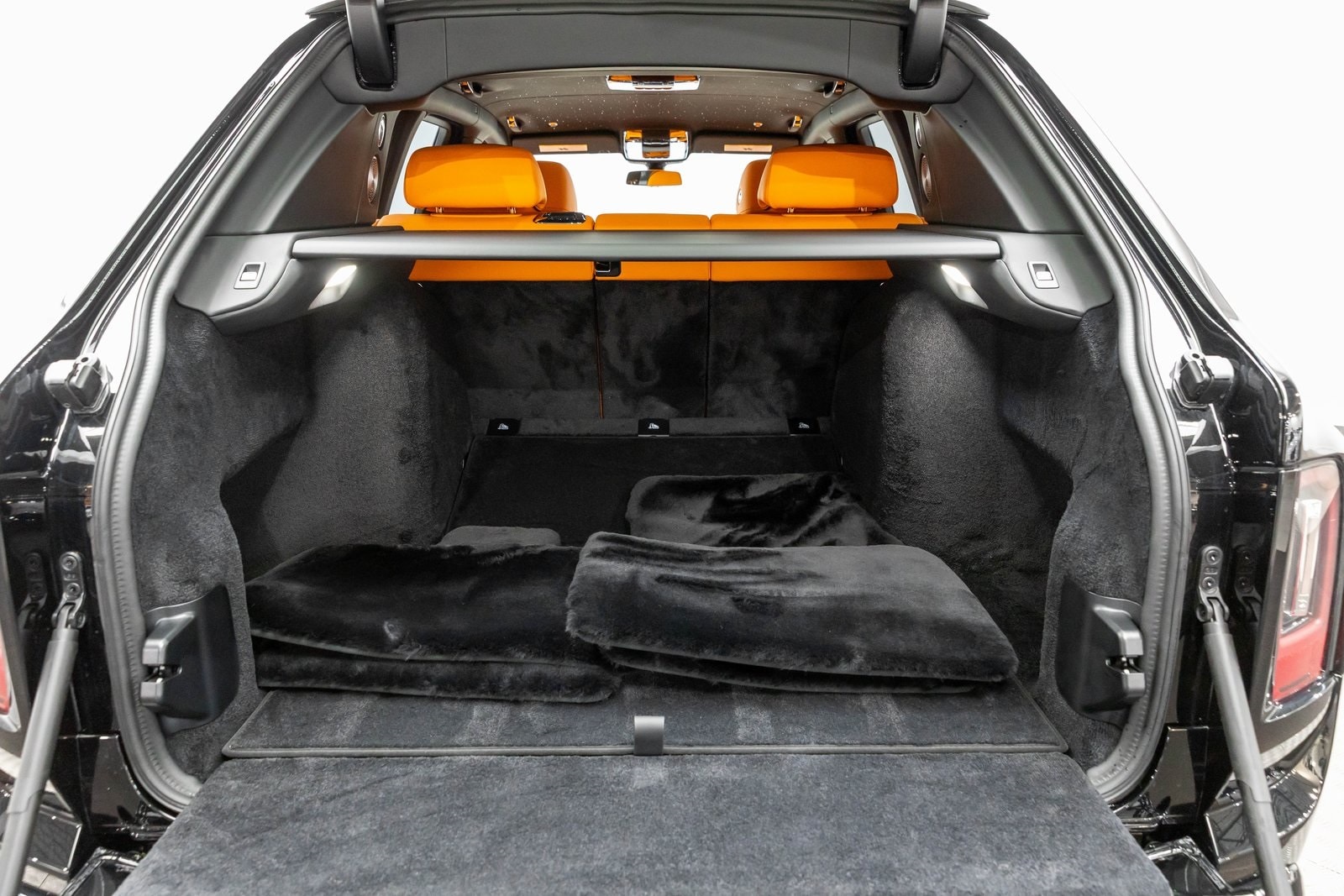 Thumbnail: 2026 Rolls-Royce Cullinan - 32