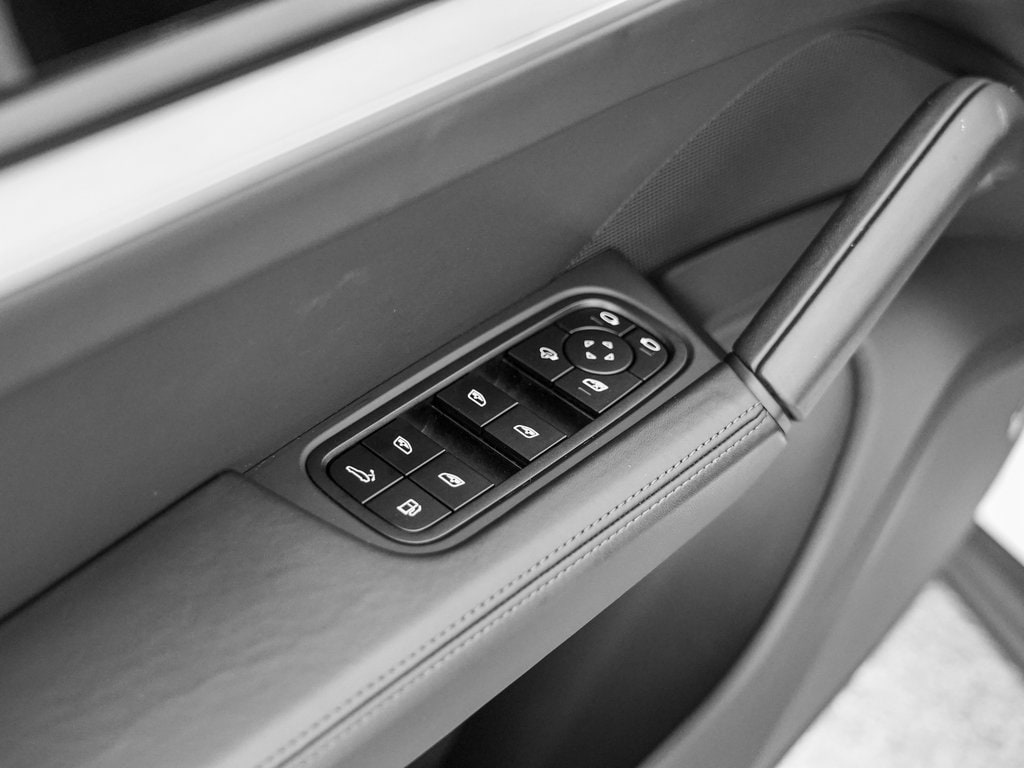 2024 Porsche Cayenne Turbo E-Hybrid - Photo 12