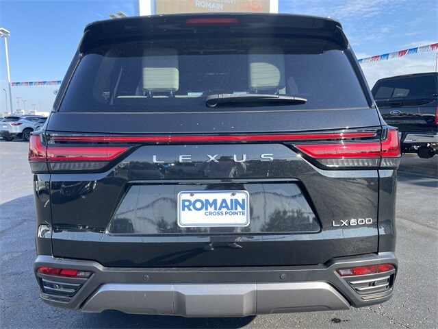 2022 Lexus LX 600 Luxury photo 3