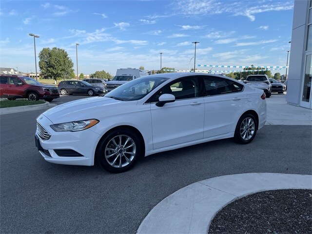 2017 Ford Fusion SE photo 2