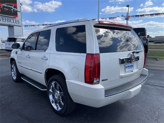 2009 Cadillac Escalade Standard photo 3