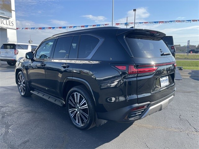 2022 Lexus LX 600 Luxury photo 2