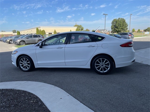 2017 Ford Fusion SE photo 3